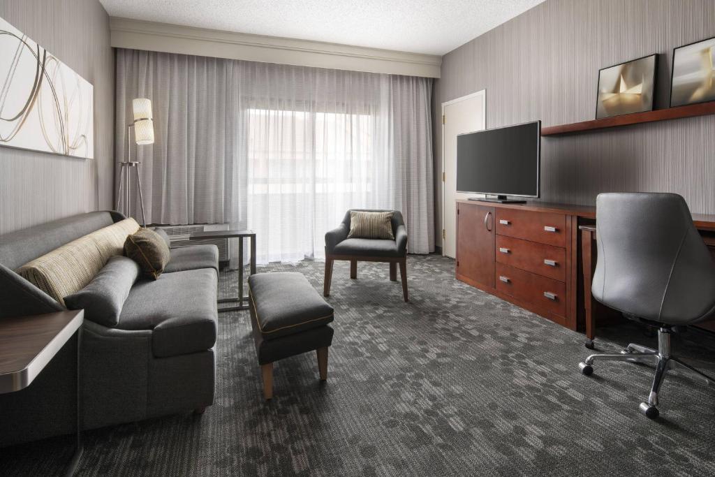 TV a/nebo společenská místnost v ubytování Courtyard by Marriott Boulder