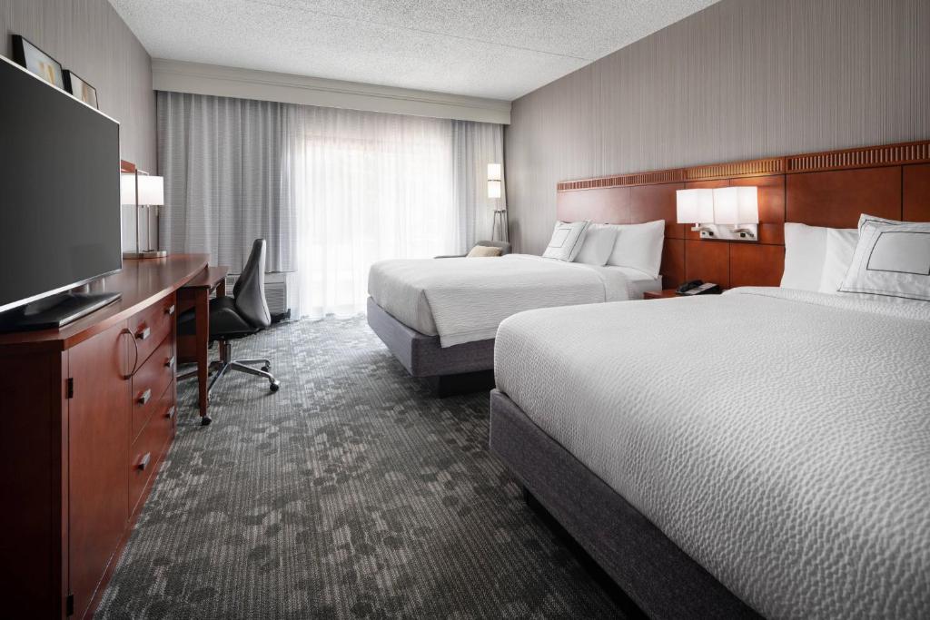 Postel nebo postele na pokoji v ubytování Courtyard by Marriott Boulder