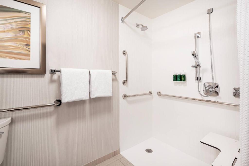 Koupelna v ubytování Courtyard by Marriott Boulder