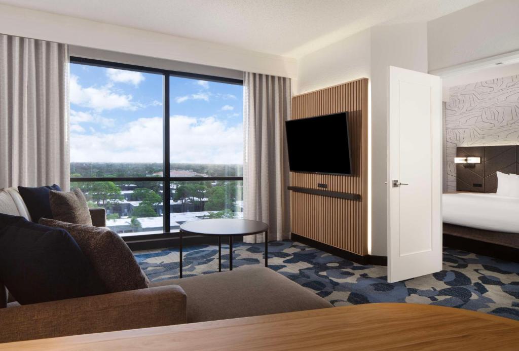 Embassy Suites by Hilton Palm Beach Gardens PGA Boulevard - King Suite