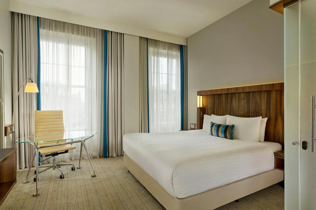 Postel nebo postele na pokoji v ubytování Courtyard by Marriott Edinburgh