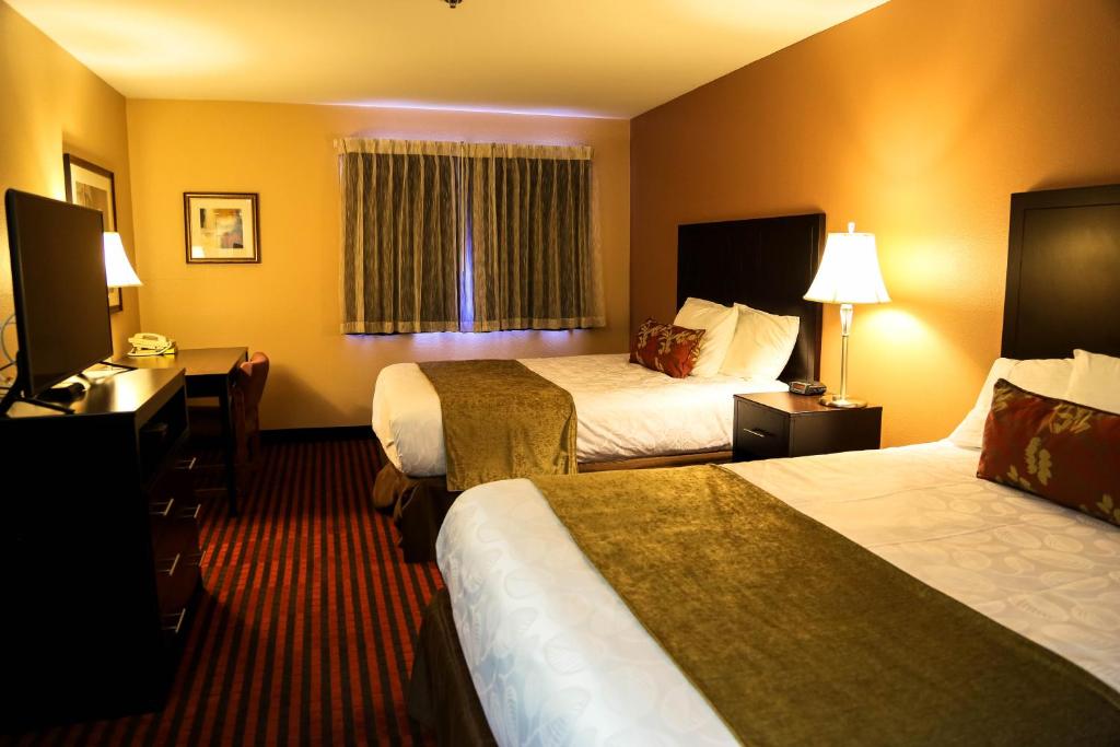 Postel nebo postele na pokoji v ubytování Americas Best Value Inn & Suites-Forest Grove/Hillsboro
