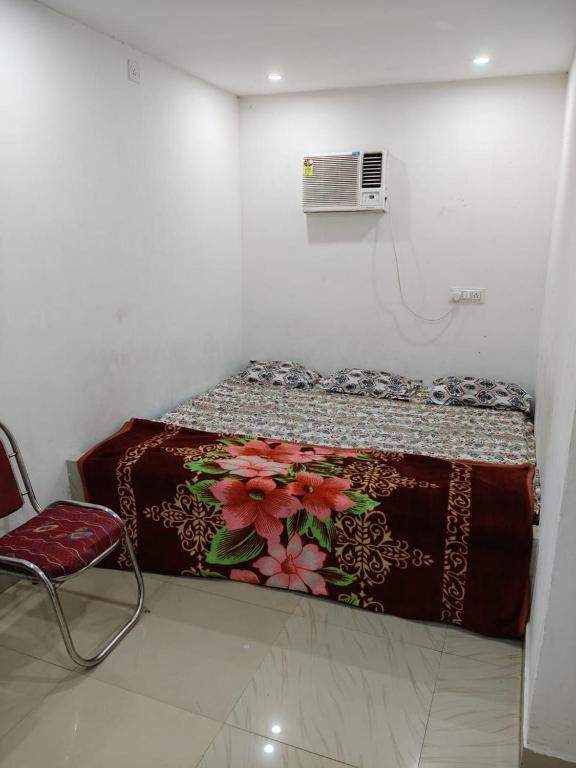 Postel nebo postele na pokoji v ubytování Hotel Janki Niwas - बाबा बैद्यनाथ मंदिर के निकट