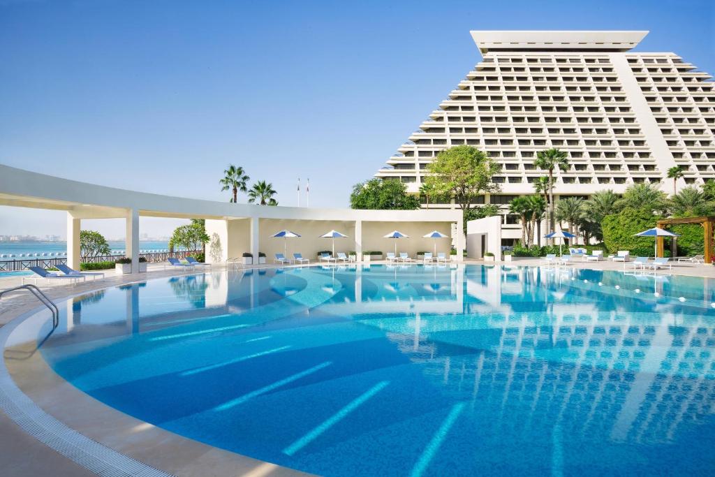 Bazén v ubytování Sheraton Grand Doha Resort & Convention Hotel nebo v jeho okolí