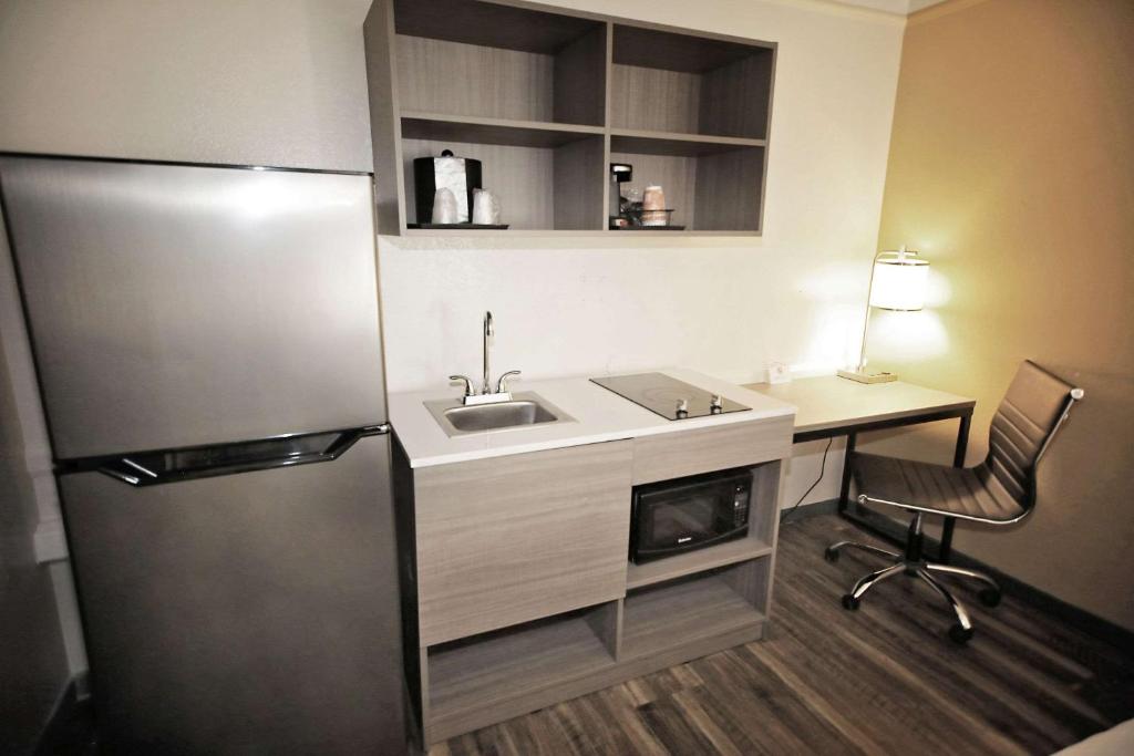 Kuchyň nebo kuchyňský kout v ubytování Quality Inn Aurora Denver