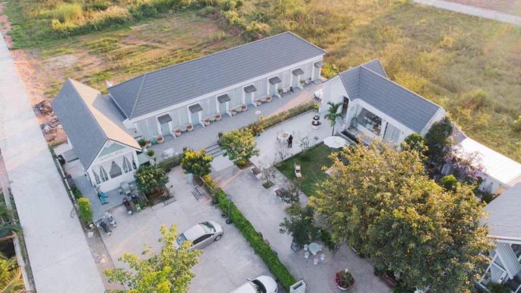 an overhead view of a large house with a parking lot at Chergreen cafe & house in Ban Prong Phra Bat Nok