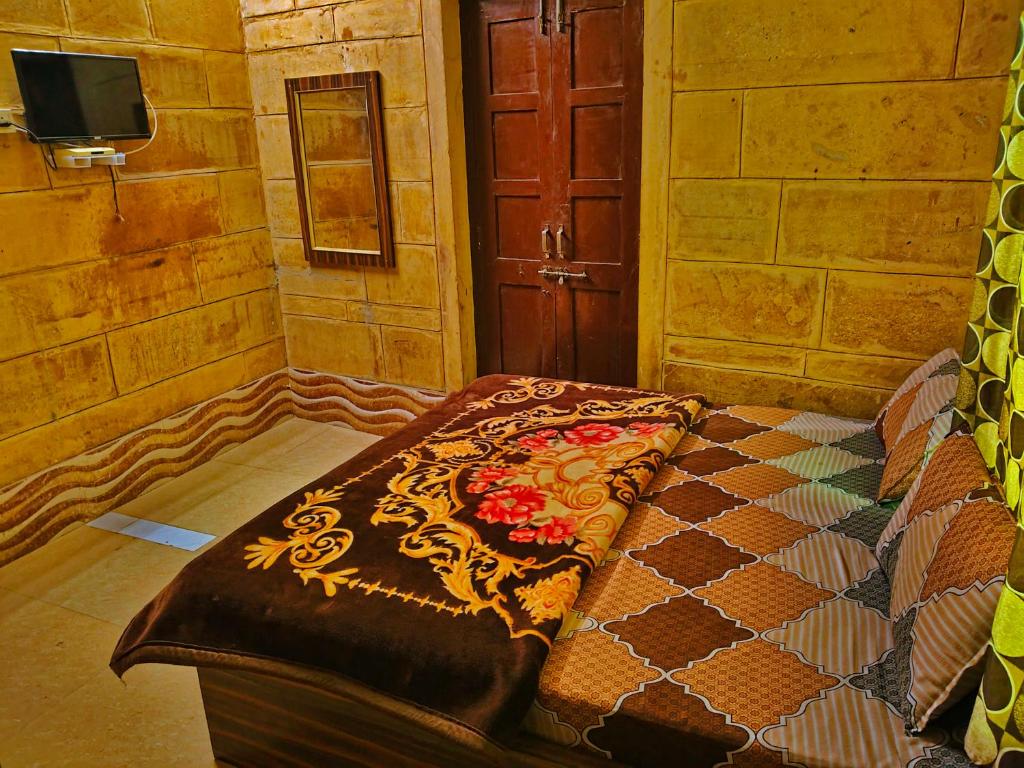 una camera da letto con un letto coperto di Jaisalmer Rosu Safari a Jaisalmer