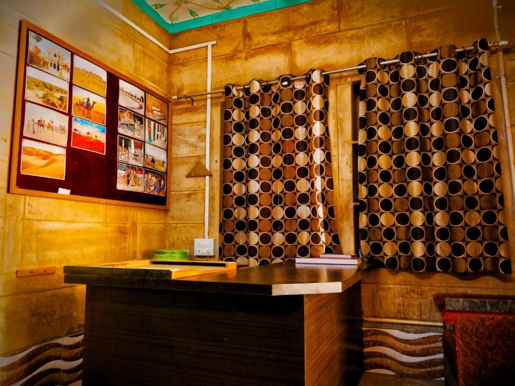 una camera con tavolo e tenda da doccia di Jaisalmer Rosu Safari a Jaisalmer