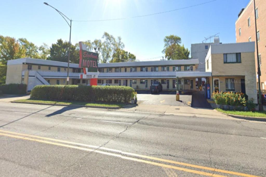 シカゴにあるMotel Edgebrook Chicago North Shore By Oyoの建物前の空き駐車場