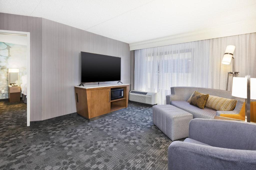 TV a/nebo společenská místnost v ubytování Courtyard by Marriott Secaucus Meadowlands