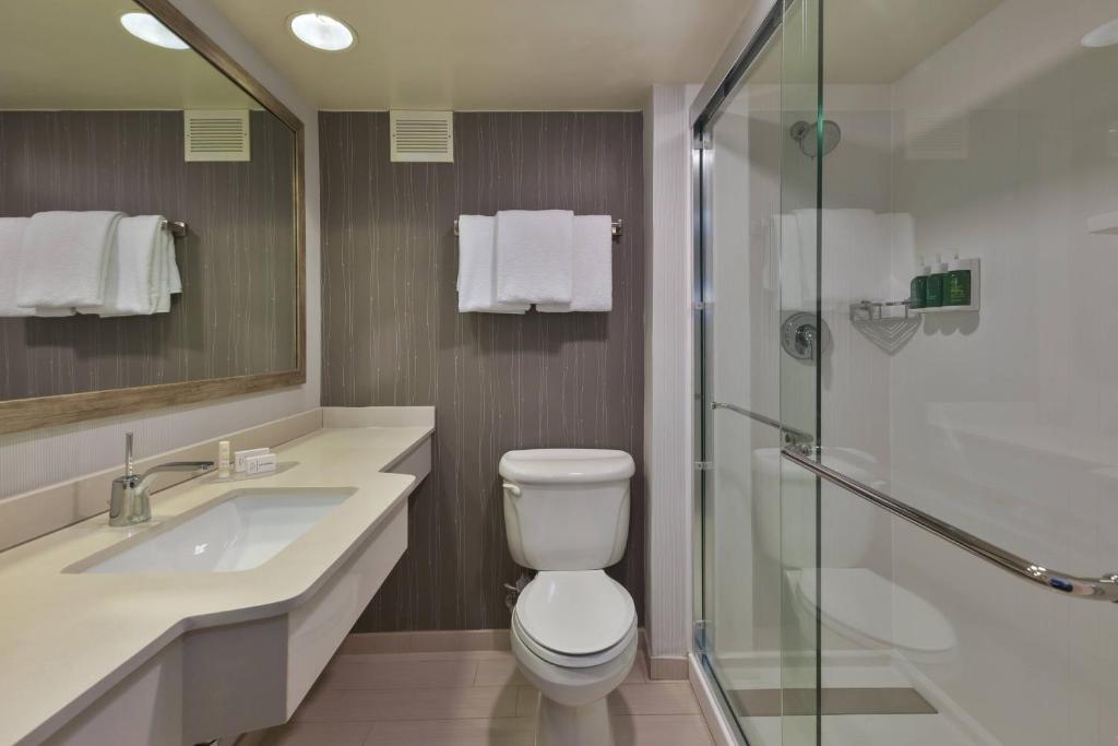 Koupelna v ubytování Courtyard by Marriott Secaucus Meadowlands