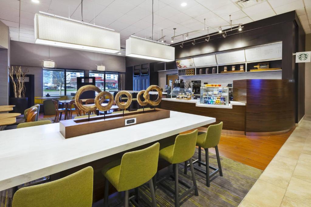Posezení v ubytování Courtyard by Marriott Secaucus Meadowlands
