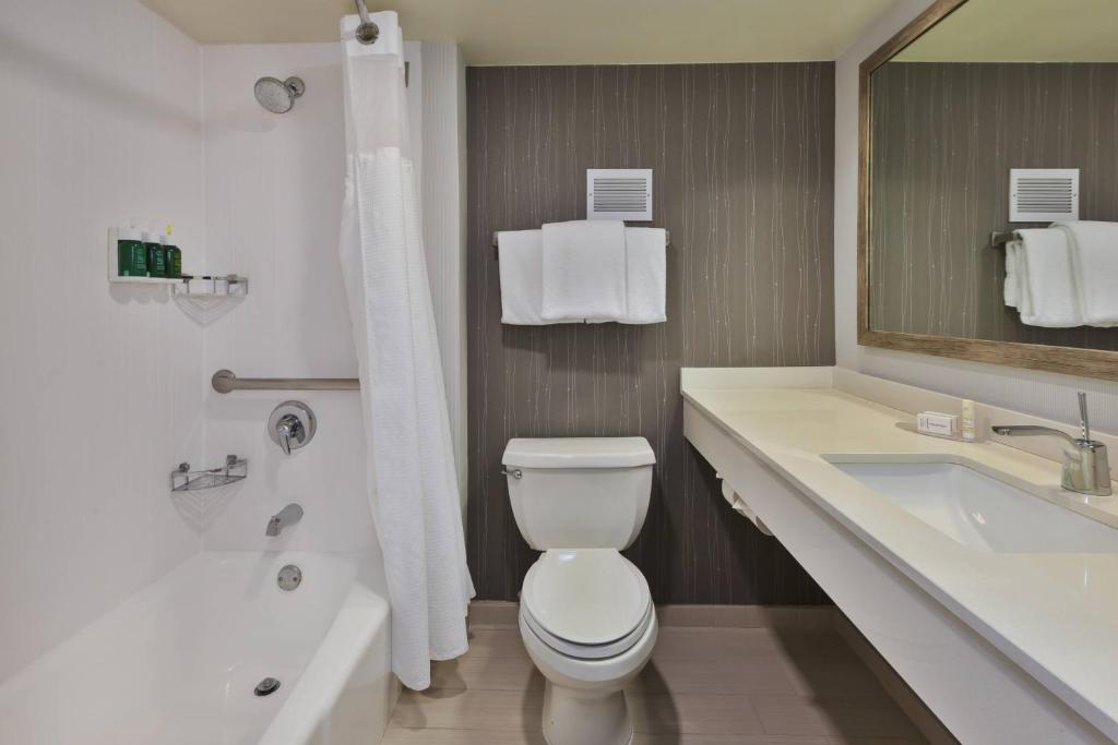Koupelna v ubytování Courtyard by Marriott Secaucus Meadowlands