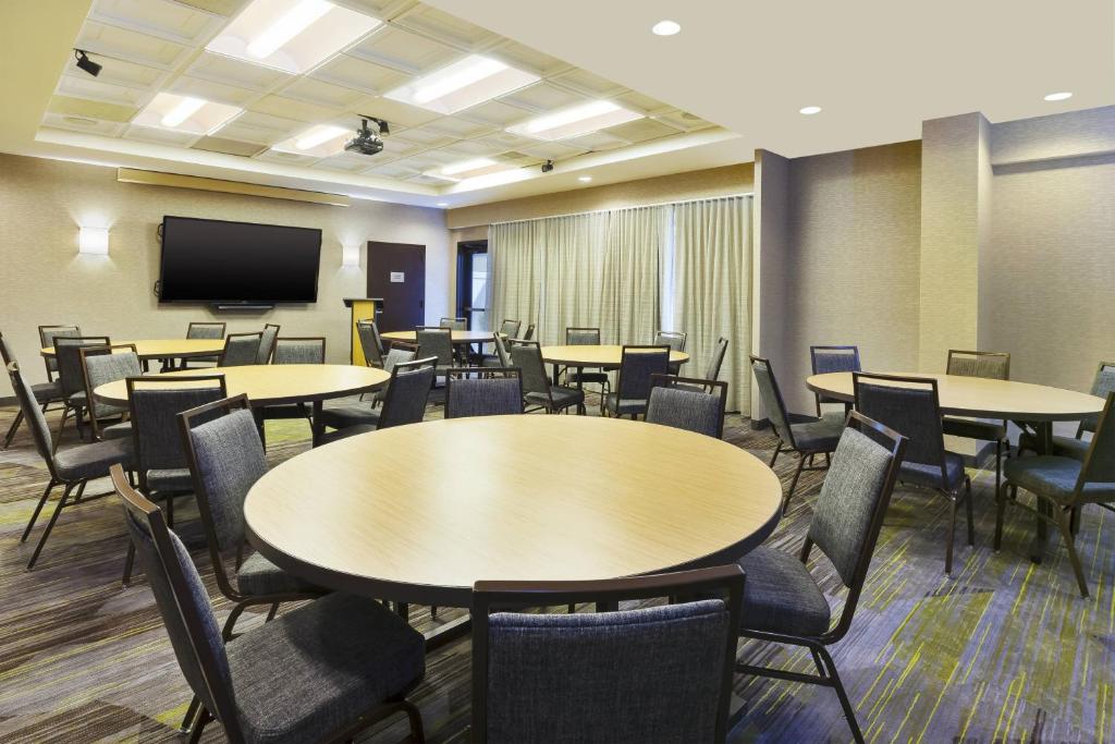 TV a/nebo společenská místnost v ubytování Courtyard by Marriott Secaucus Meadowlands