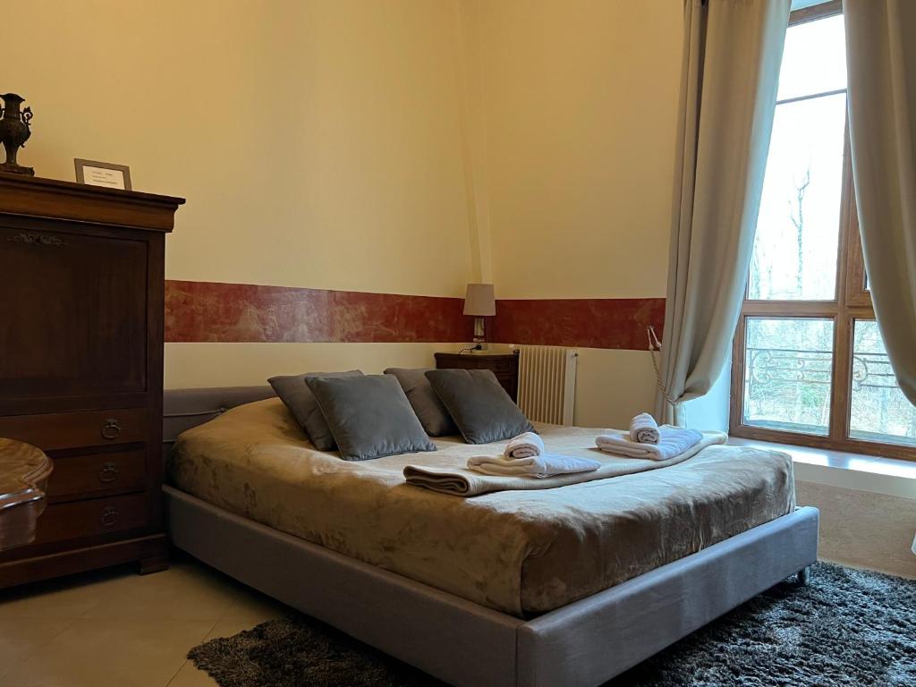 une chambre avec un lit avec des serviettes dessus dans l'établissement Chambre au Château, à Chaumes-en-Brie