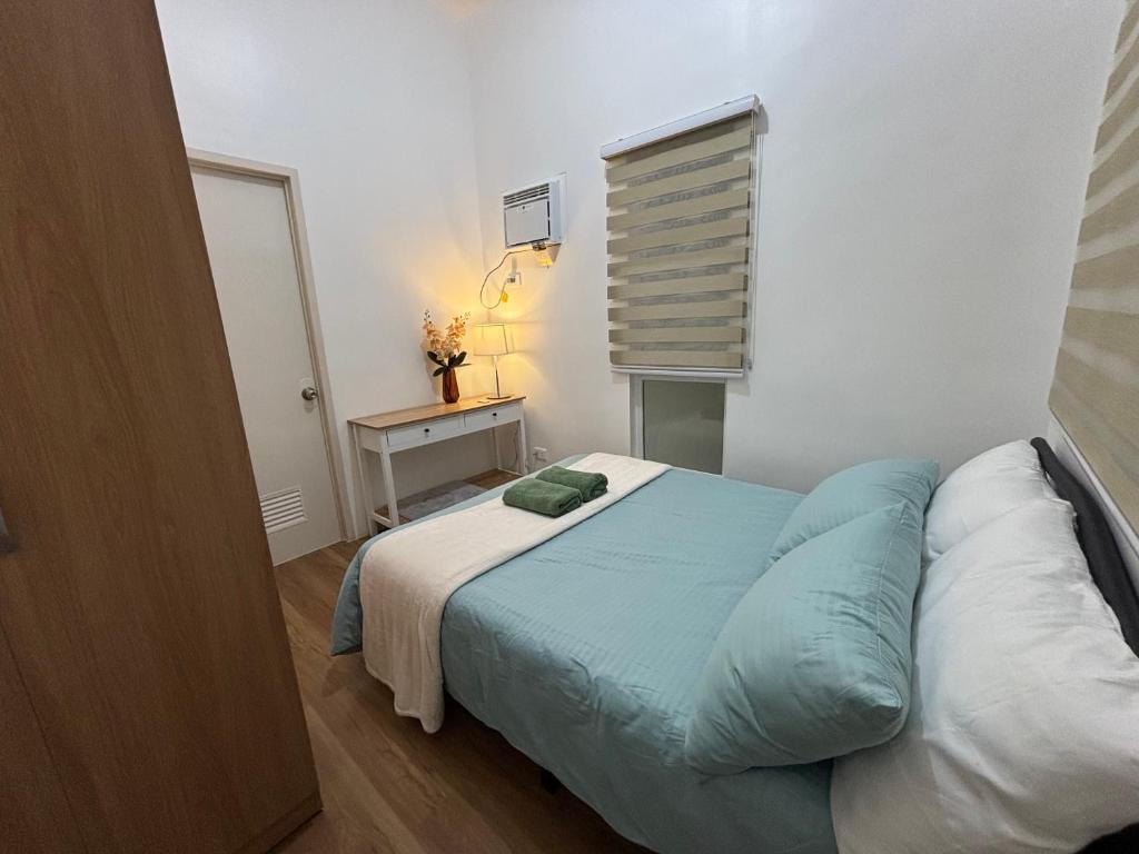 En eller flere senge i et værelse på Davao Airport Holiday home- ALPA Rentals
