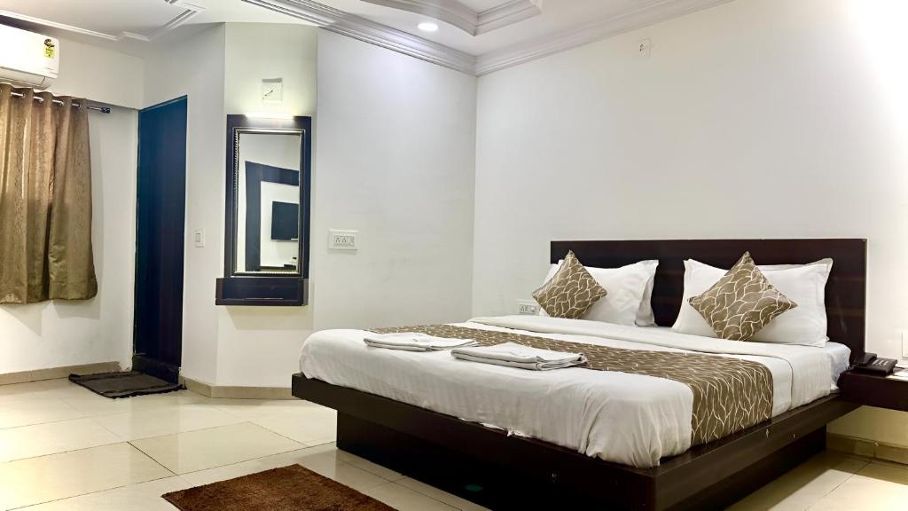 Postel nebo postele na pokoji v ubytování Hotel Dev Palace