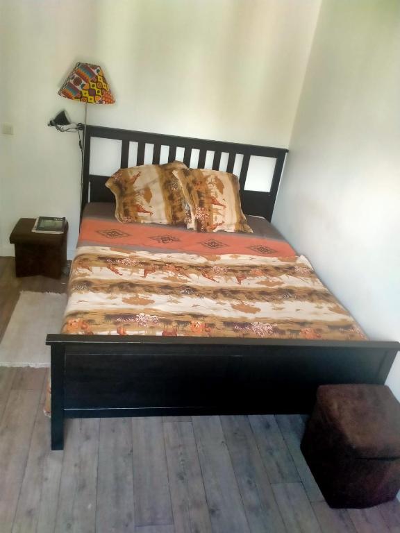 - une chambre avec un lit et du parquet dans l'établissement Court séjour à Paris 2mn de métro, à Villejuif