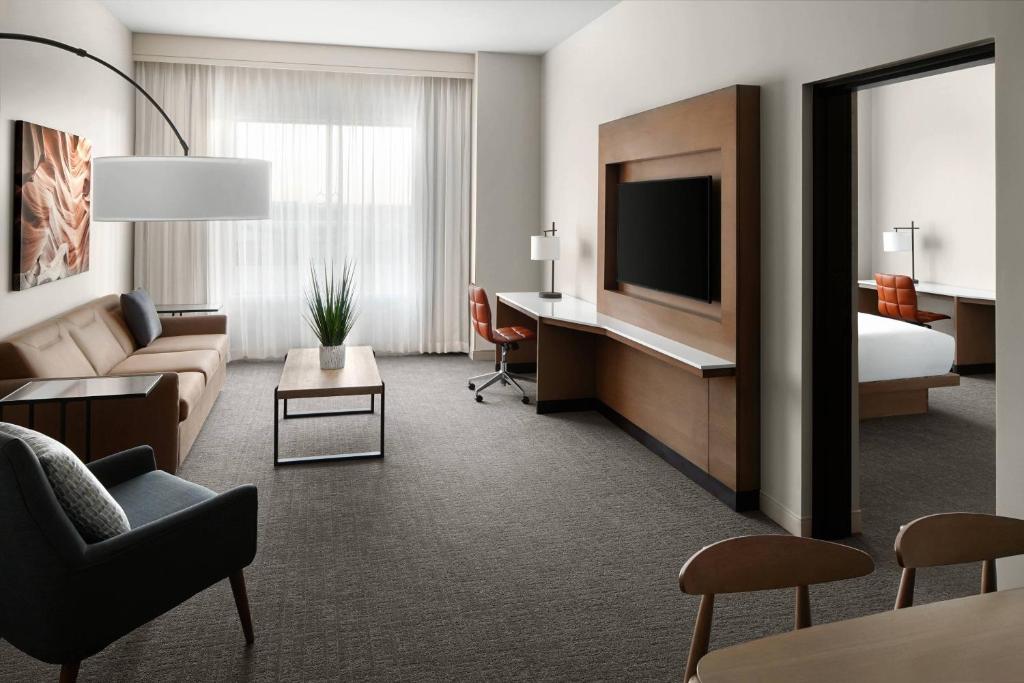 TV a/nebo společenská místnost v ubytování Marriott Phoenix Chandler