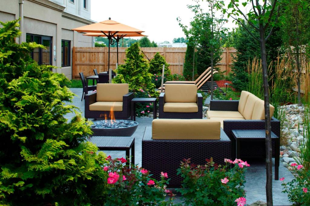 Posezení v ubytování Courtyard by Marriott Buffalo Amherst/University
