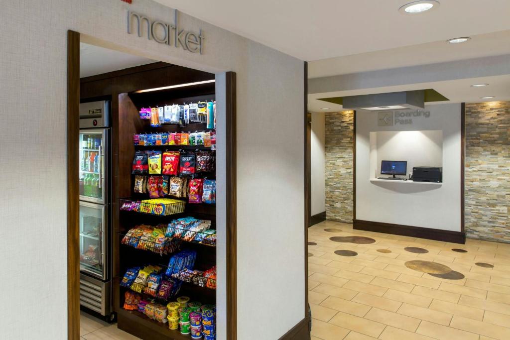 Supermarket nebo jiné obchody v  hotelu nebo okolí