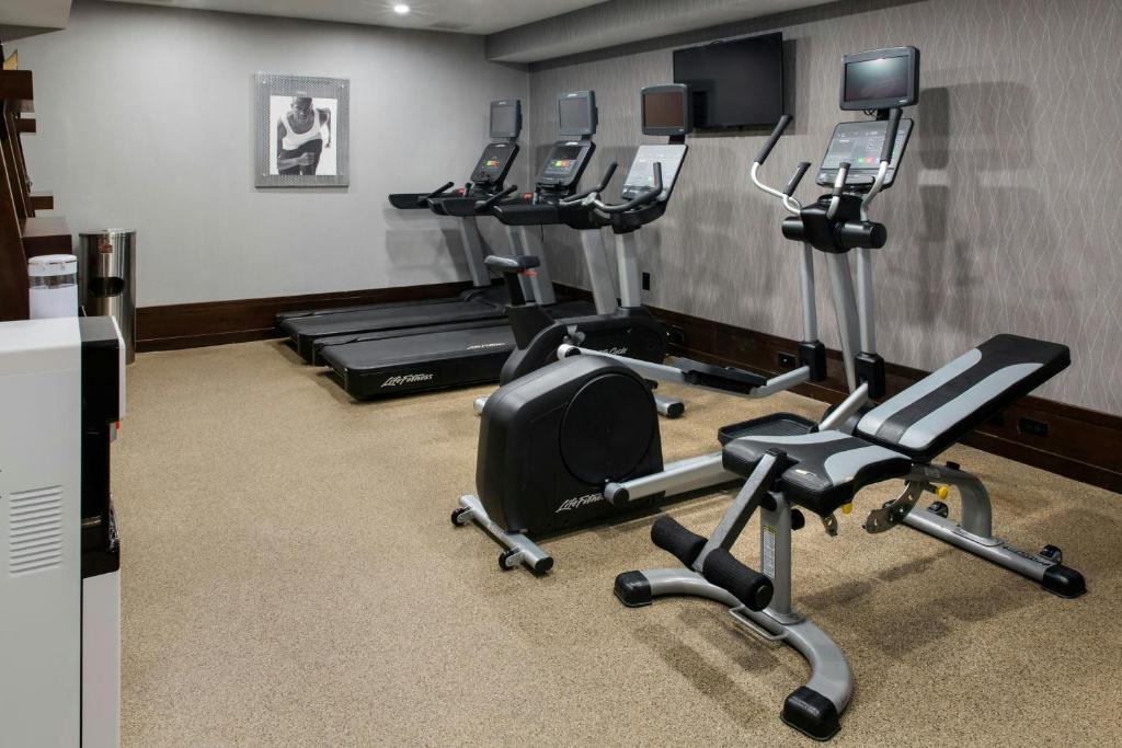 Fitness centrum a/nebo fitness zařízení v ubytování Courtyard by Marriott Buffalo Amherst/University