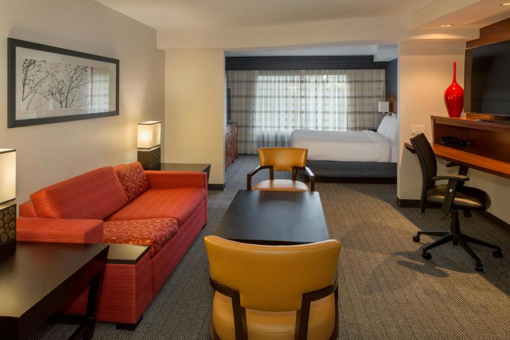 Posezení v ubytování Courtyard by Marriott Buffalo Amherst/University