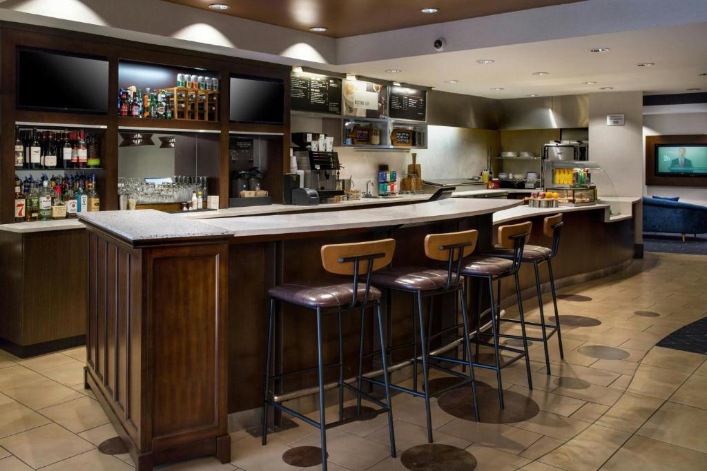Lounge nebo bar v ubytování Courtyard by Marriott Buffalo Amherst/University