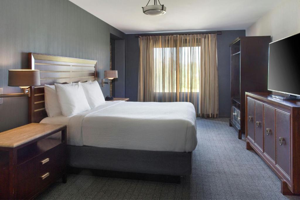 Postel nebo postele na pokoji v ubytování Courtyard by Marriott Buffalo Amherst/University