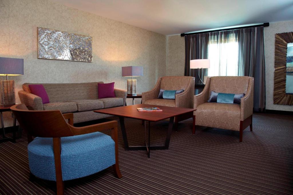 Posezení v ubytování Courtyard by Marriott Buffalo Amherst/University
