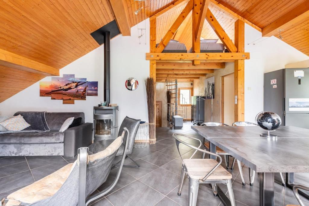 une salle à manger avec une table et des chaises dans l'établissement Grand appartement La Grangeat, à Magland