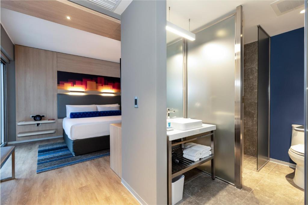 bagno con letto, lavandino e servizi igienici di Aloft Lima Miraflores a Lima