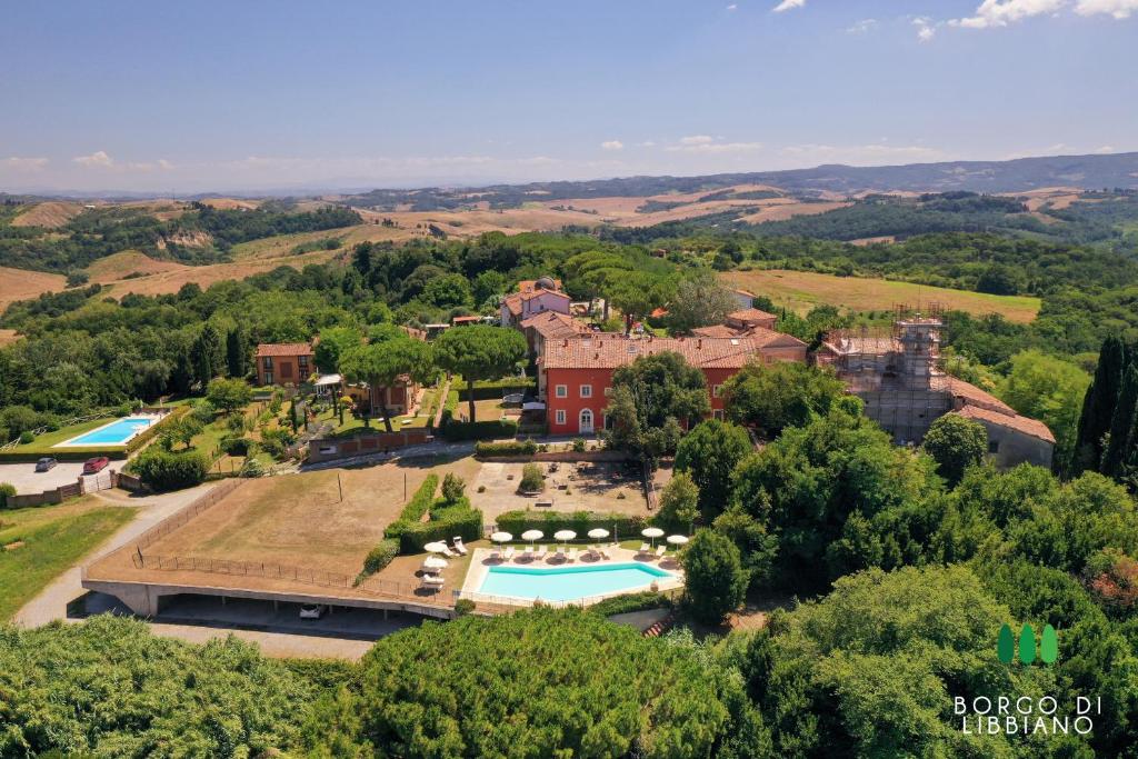 widok z powietrza na rezydencję z basenem w obiekcie Tuscany Home w mieście Libbiano