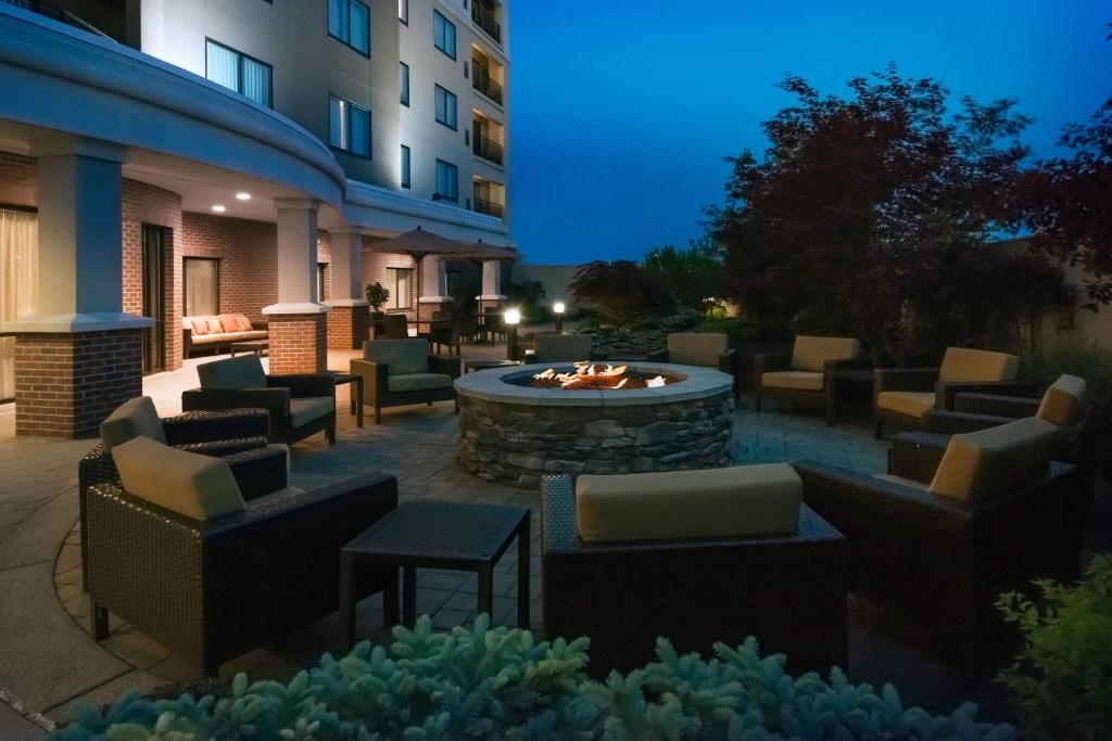 Posezení v ubytování Courtyard by Marriott Buffalo Airport
