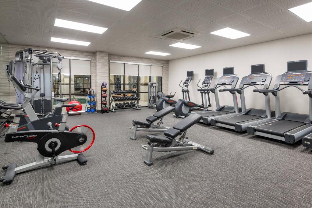 Fitness centrum a/nebo fitness zařízení v ubytování Courtyard by Marriott Buffalo Airport