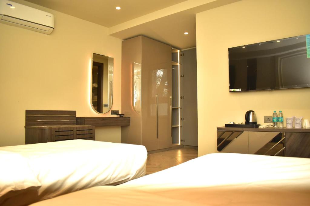 Postel nebo postele na pokoji v ubytování Hotel Cullinan By Qotel Janakpuri