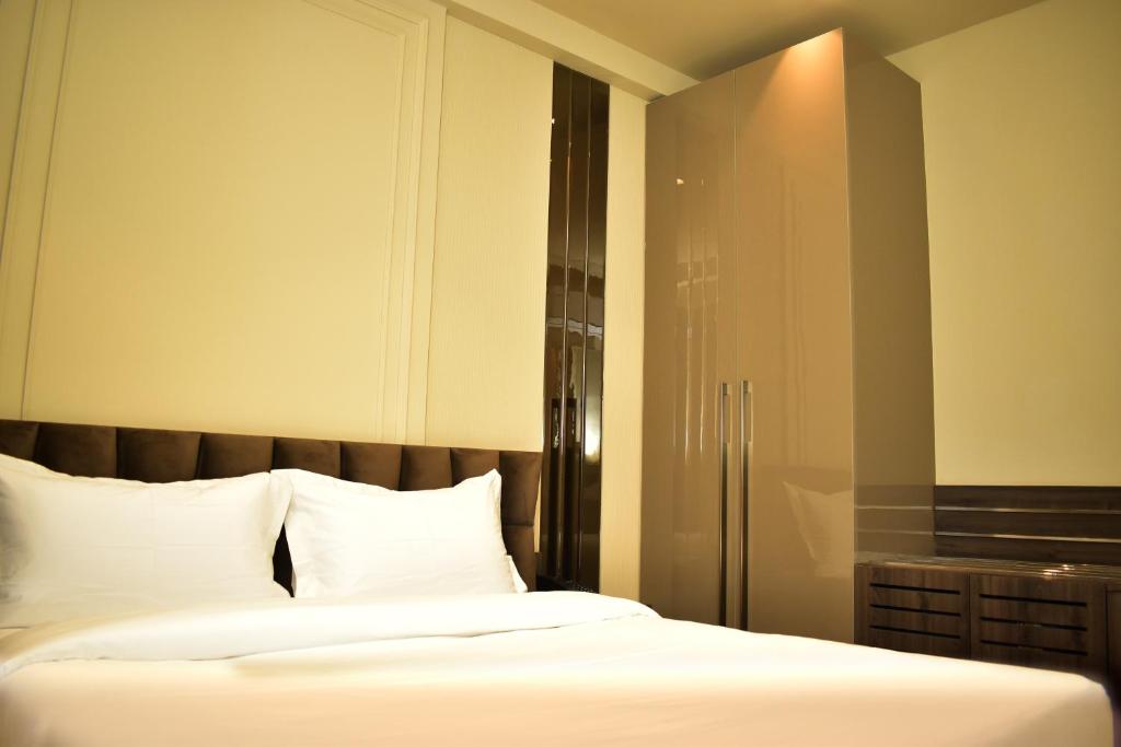 Postel nebo postele na pokoji v ubytování Hotel Cullinan By Qotel Janakpuri