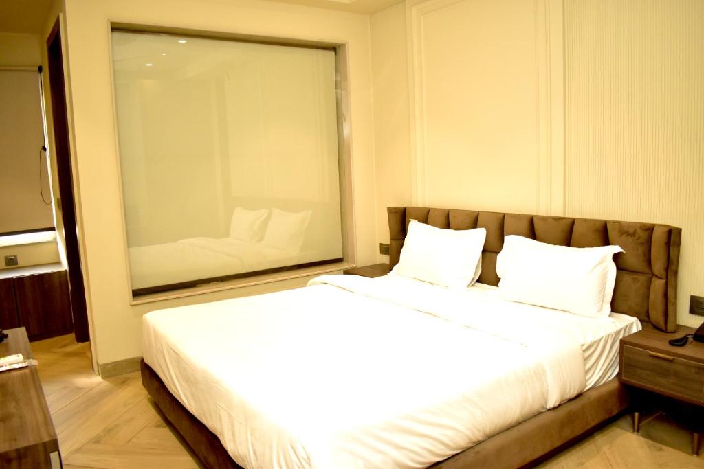 Postel nebo postele na pokoji v ubytování Hotel Cullinan By Qotel Janakpuri
