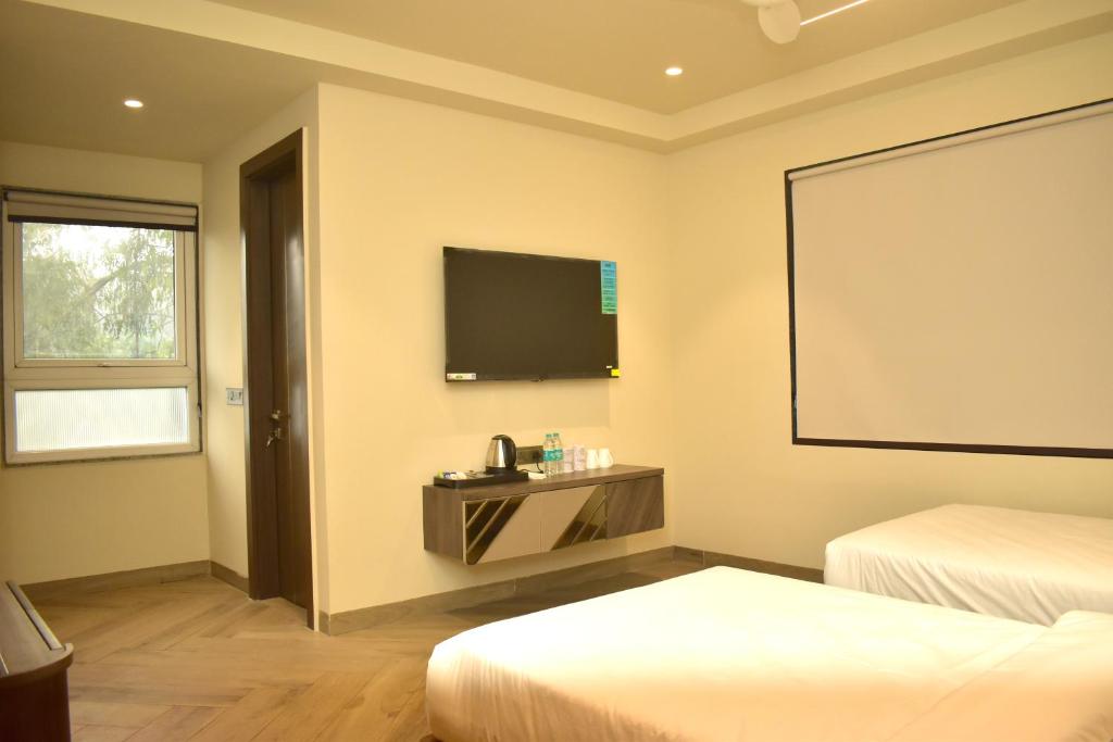 TV a/nebo společenská místnost v ubytování Hotel Cullinan By Qotel Janakpuri