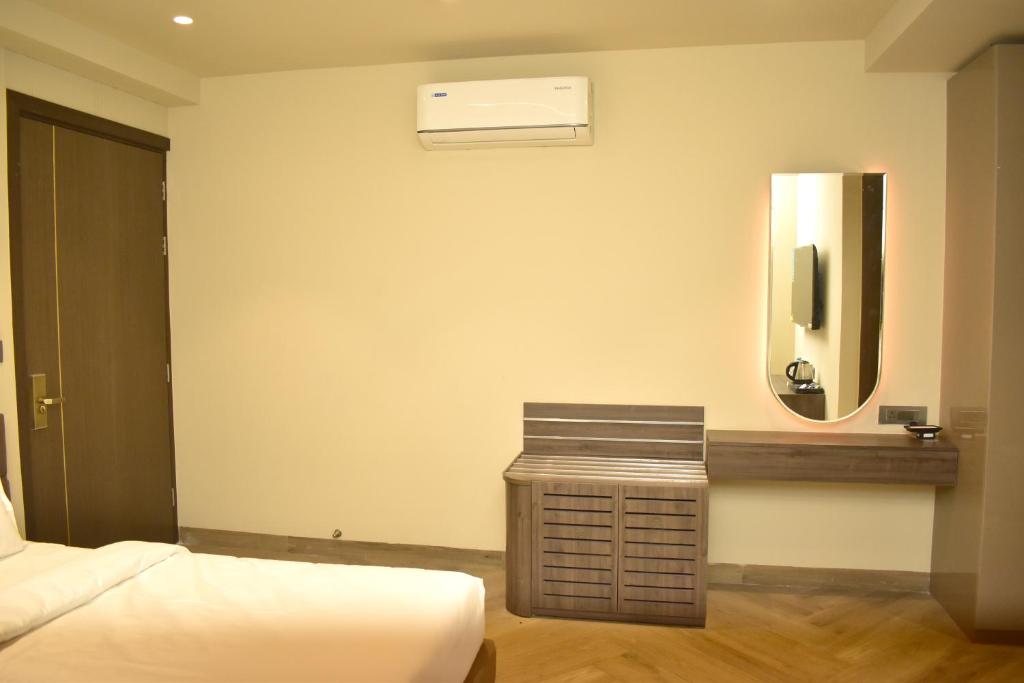 Postel nebo postele na pokoji v ubytování Hotel Cullinan By Qotel Janakpuri