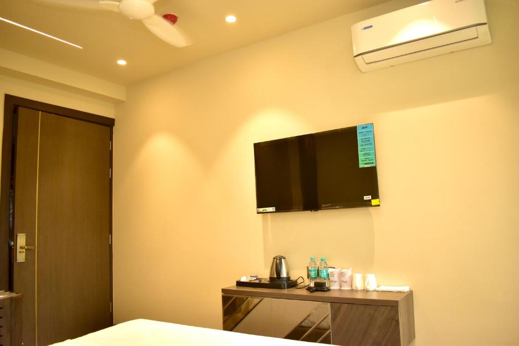 TV a/nebo společenská místnost v ubytování Hotel Cullinan By Qotel Janakpuri