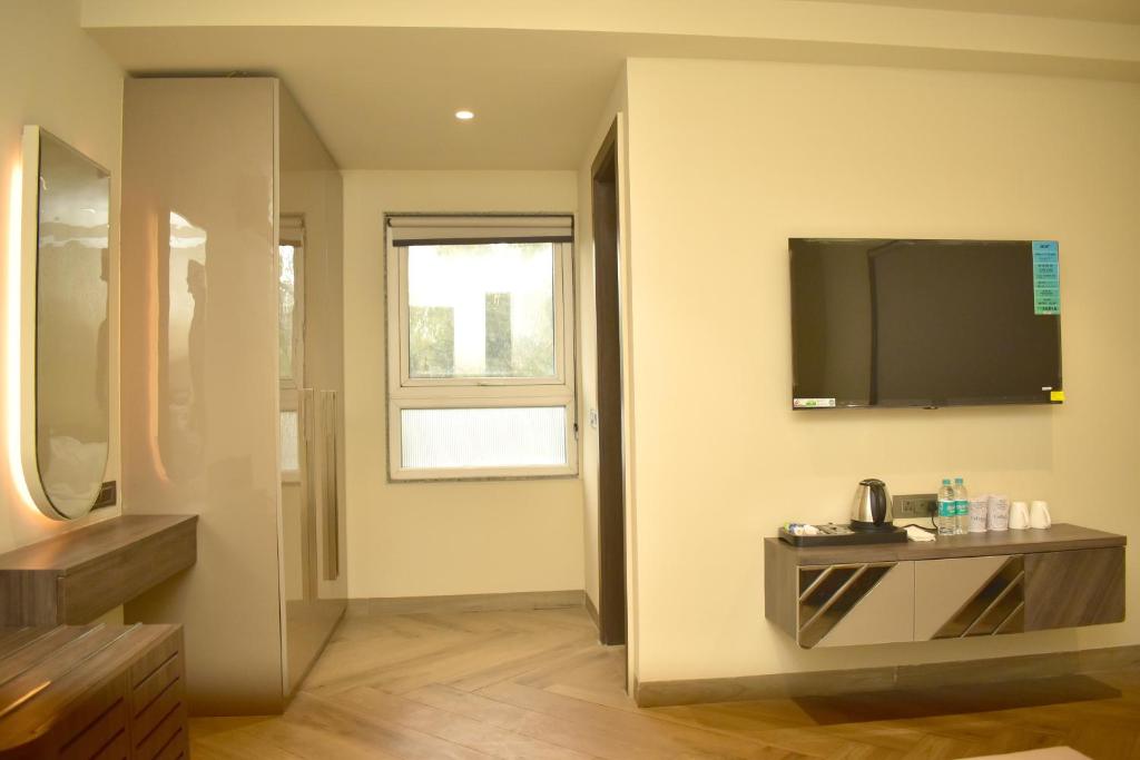 TV a/nebo společenská místnost v ubytování Hotel Cullinan By Qotel Janakpuri