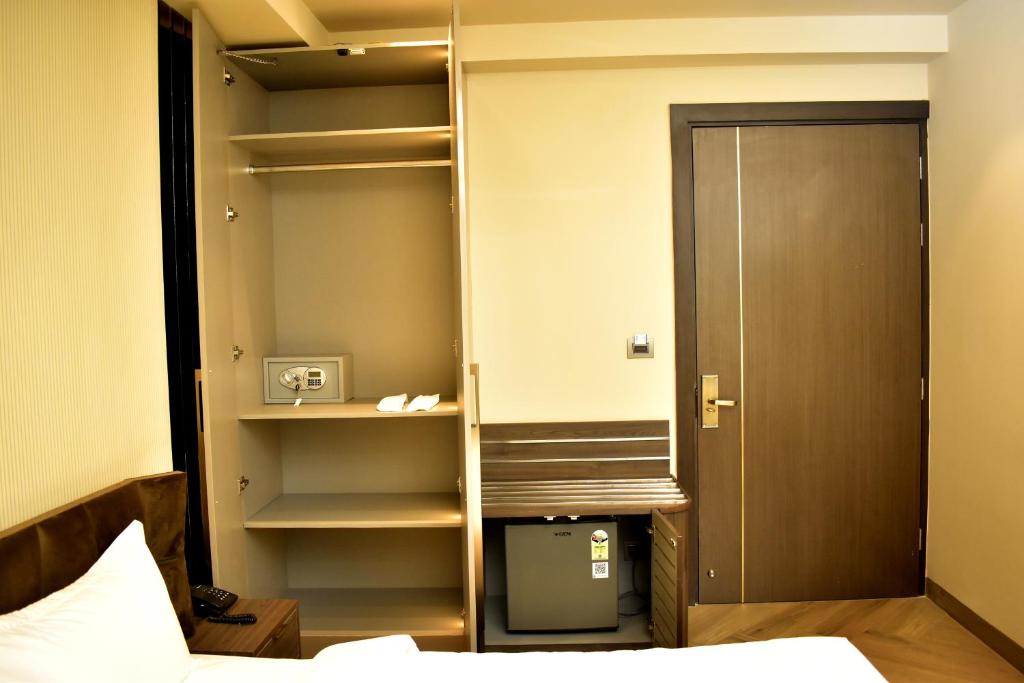 Postel nebo postele na pokoji v ubytování Hotel Cullinan By Qotel Janakpuri