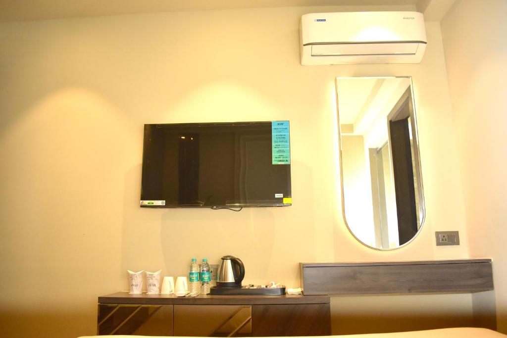 TV a/nebo společenská místnost v ubytování Hotel Cullinan By Qotel Janakpuri