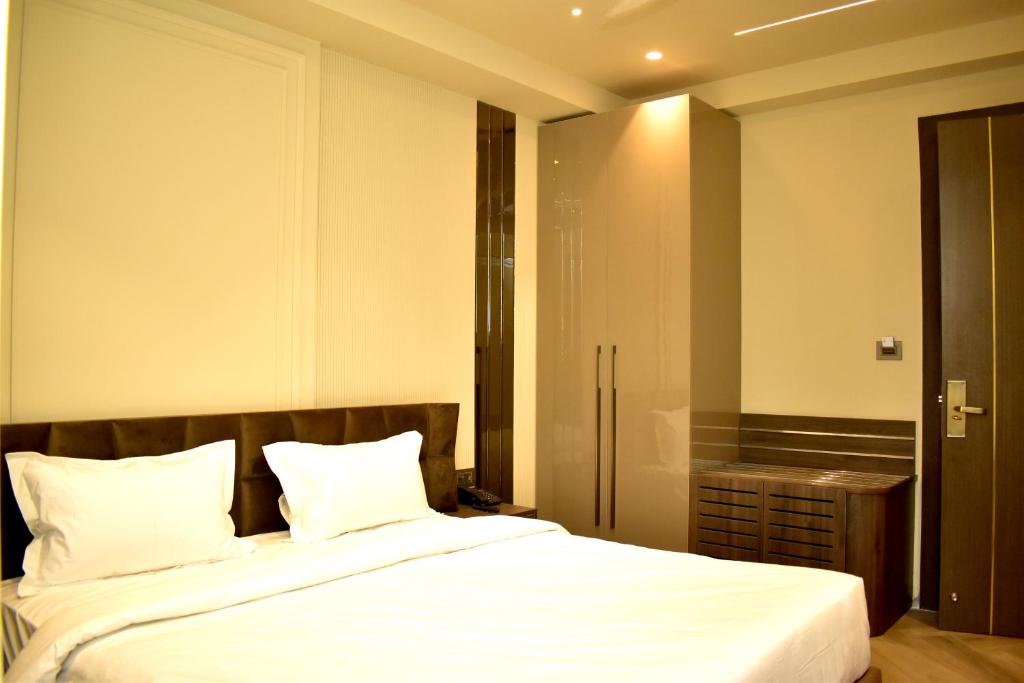 Postel nebo postele na pokoji v ubytování Hotel Cullinan By Qotel Janakpuri