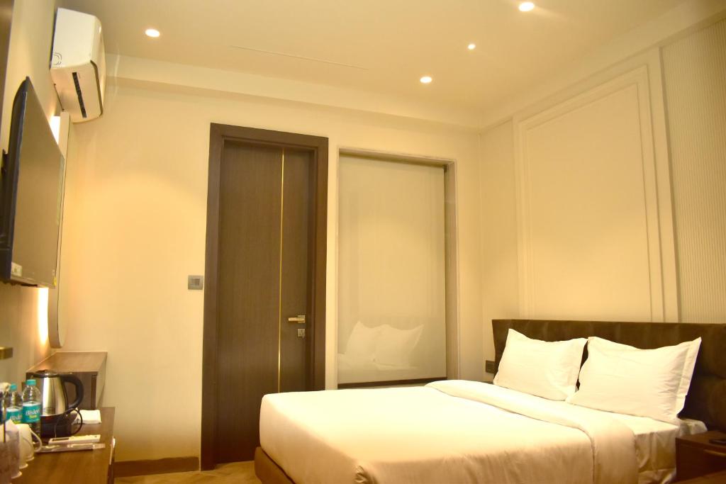 Postel nebo postele na pokoji v ubytování Hotel Cullinan By Qotel Janakpuri