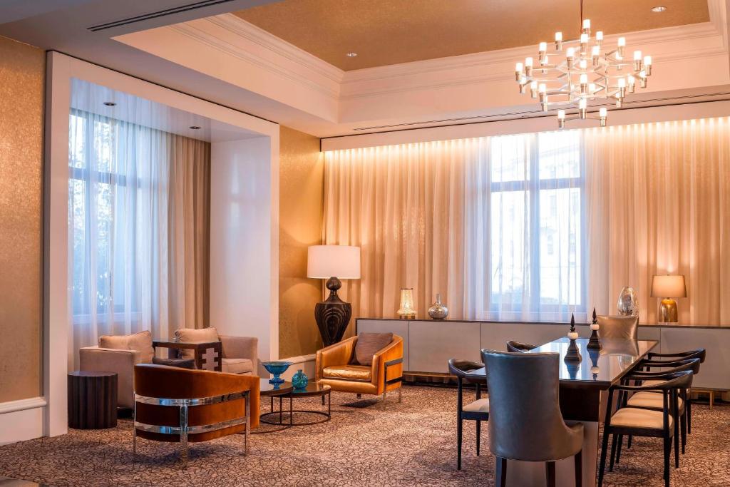 Posezení v ubytování Renaissance Providence Downtown Hotel