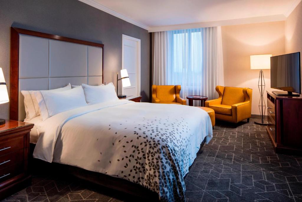 Postel nebo postele na pokoji v ubytování Renaissance Providence Downtown Hotel