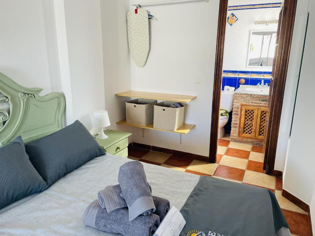 A bed or beds in a room at Estudio Jimena Córdoba en el centro de Nerja