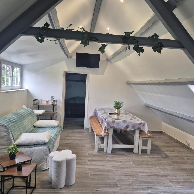 un salon avec un canapé et une table dans l'établissement maison 6 7 p avec piscine, à Les Sables-dʼOlonne